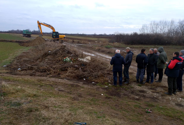 Мачви прете Сава и - отпад из свињаца